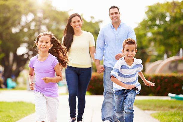 familia-paseando-por-Madrid